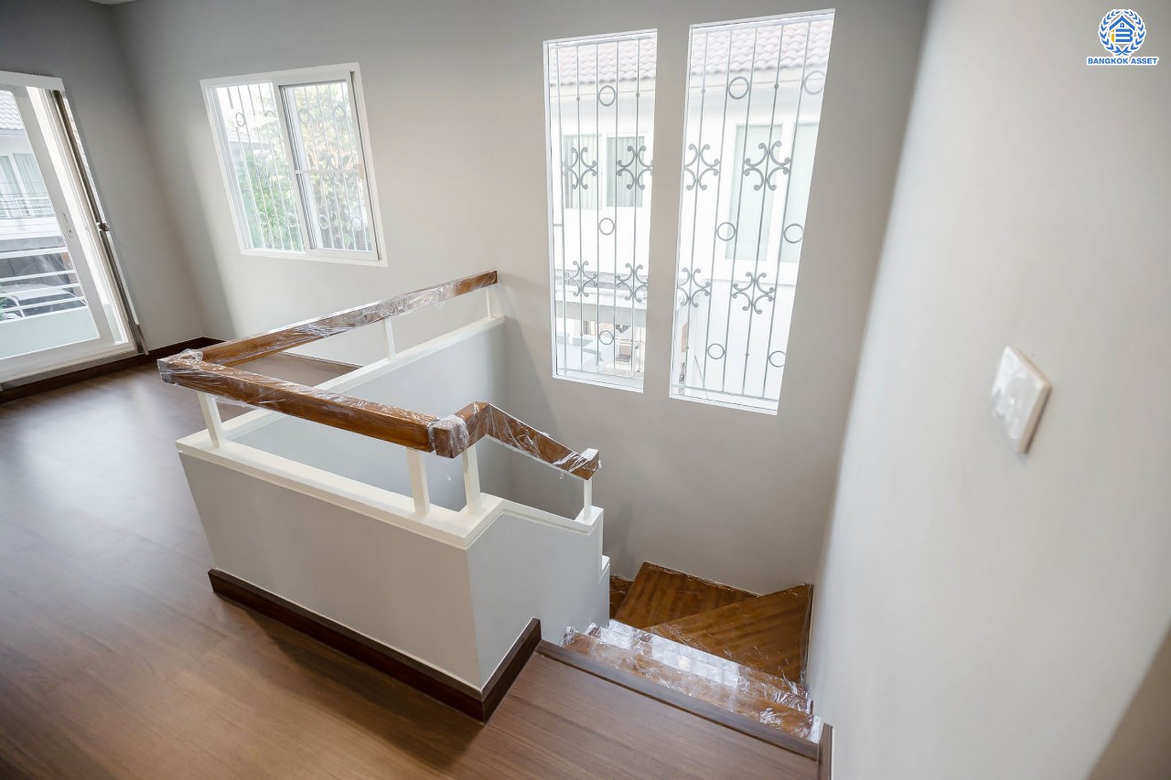 บ้านเดี่ยวมือสอง จากแบรนด์ LH โครงการ ชัยพฤกษ์ วัชรพล หลังใหญ่ เนื้อที่ 55.4 ตร.ว. ฟังก์ชัน 3 ห้องนอน 3 ห้องน้ำ จอดรถได้ 2 คัน พร้อม Facilities ครบครัน บนทำเลเดินทางสะดวก ติดถนนสุขาภิบาล5 เชื่อมต่อหลายเส้นทาง ใกล้ทางด่วน "ฉลองรัช" และรถไฟฟ้าสายสีเขียว "สถานีสายหยุด"